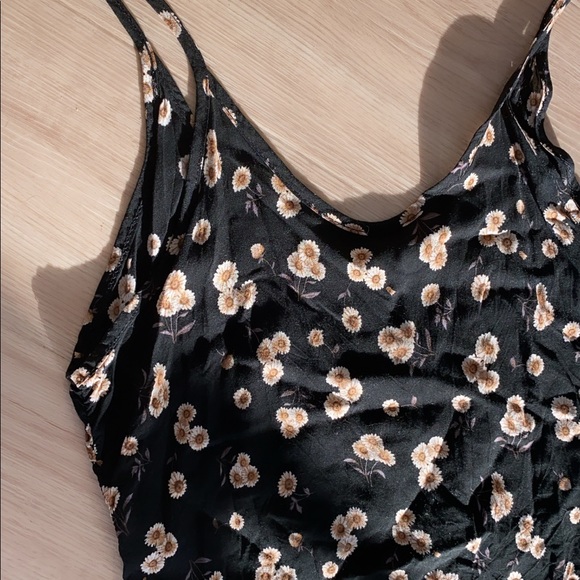 🌼flowy daisy crop tank🌼 - Picture 7 of 7